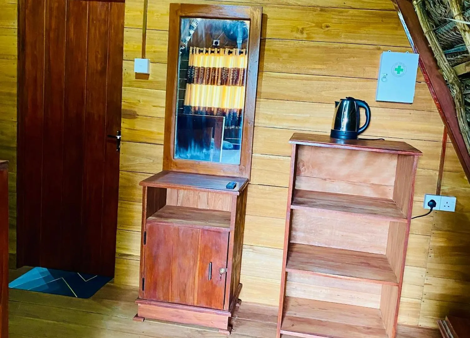 Lake Side Wood Cabana Hiriwadunna Bed & Breakfast