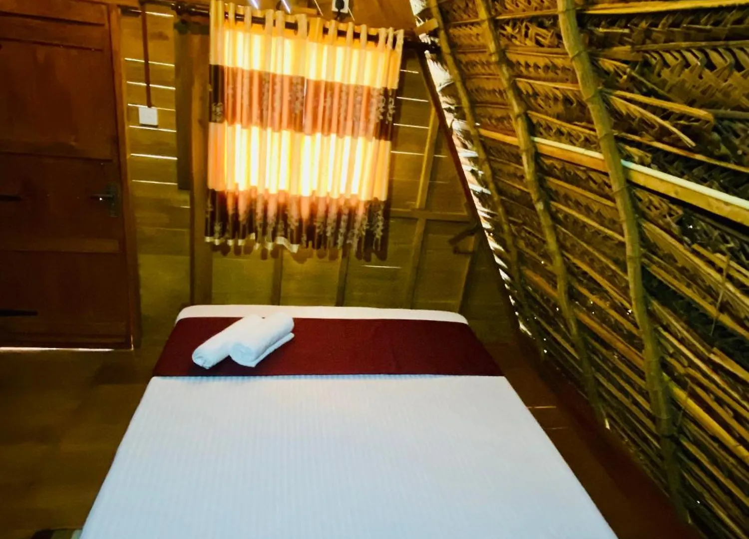 Bed & Breakfast Lake Side Wood Cabana Hiriwadunna